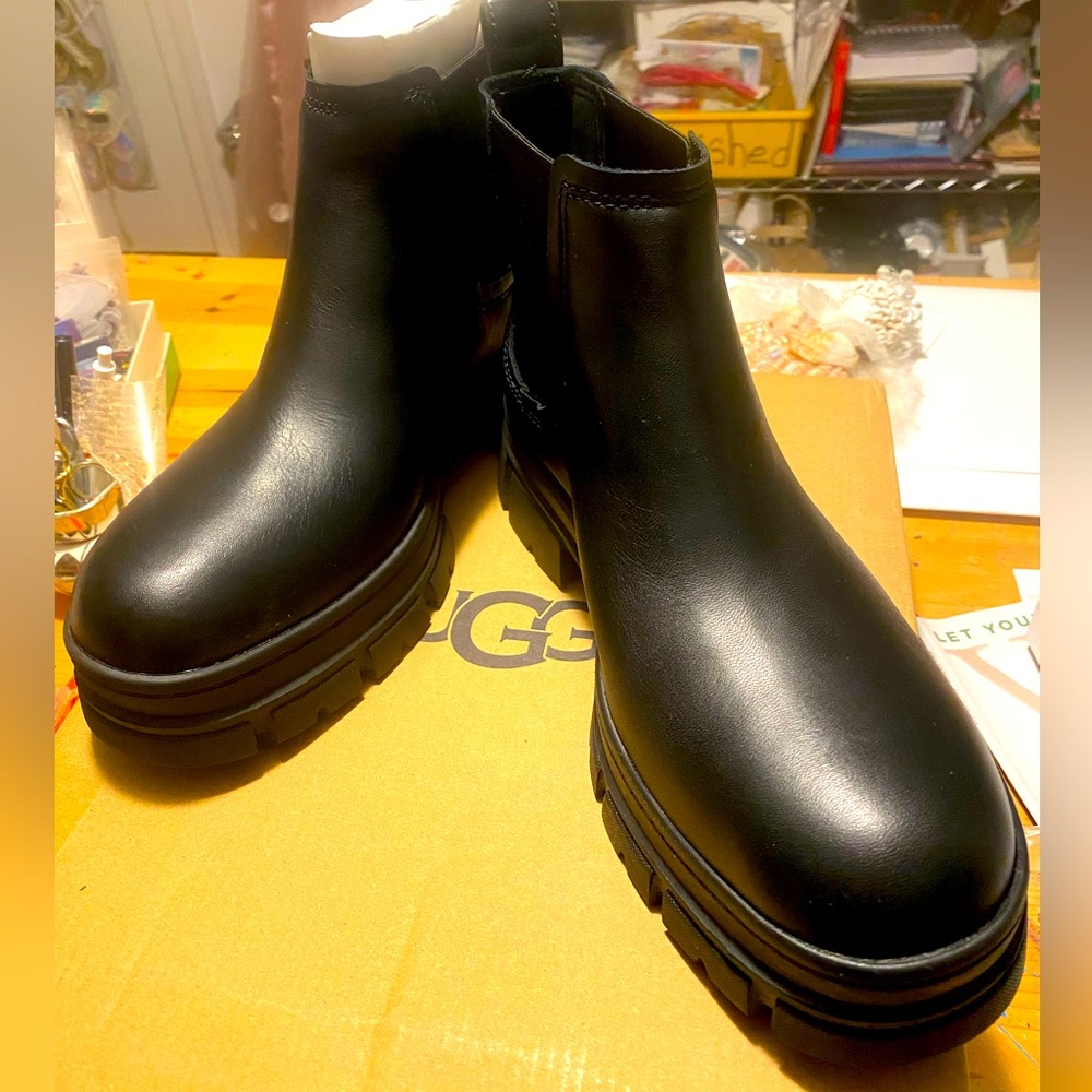 Uggs Ashton Chelsea Boots